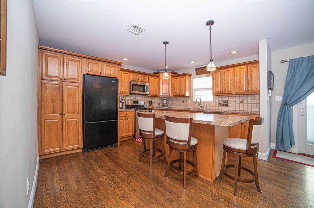 2 Argyle Pl, East Massapequa, NY 11758-6101