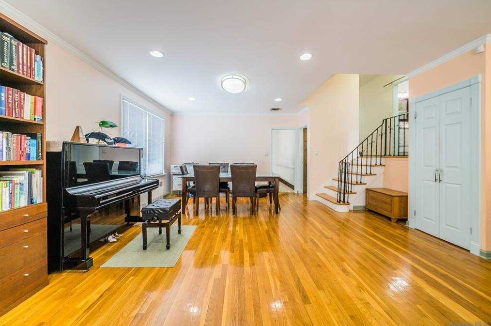 56-47 208th St, Flushing, NY 11364-1120