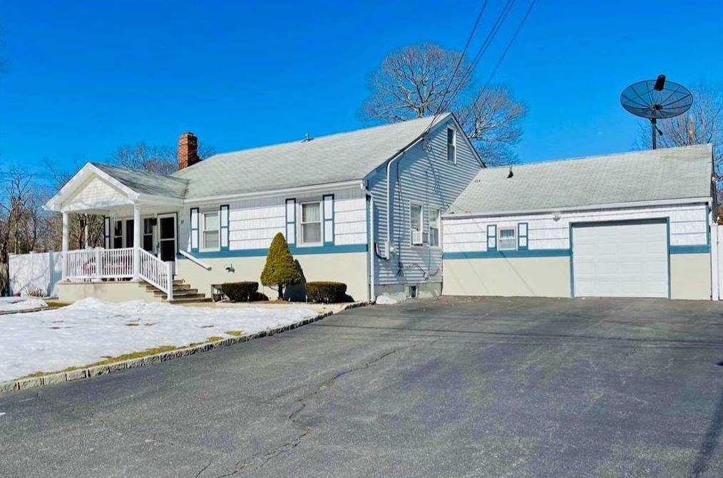111 Cedar Oaks Ave, Farmingville, NY 11738-2551