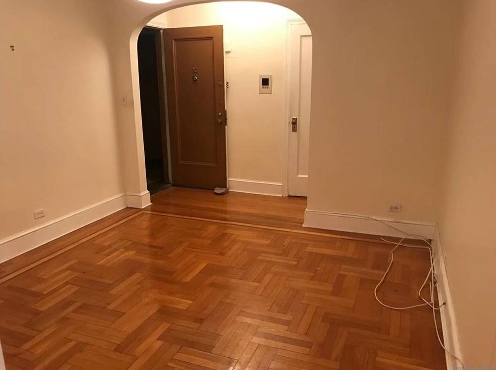 31-31 54th St, Flushing, NY 11377-1528