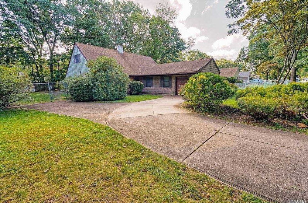 43 Charm City Dr, Prt Jefferson Station, NY 11776-1333