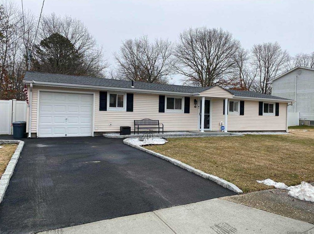 54 Mary Ave, Hauppauge, NY 11779-5710