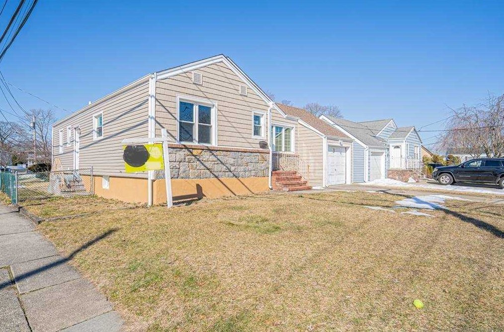 1 Glover Cir, Lynbrook, NY 11563-2236