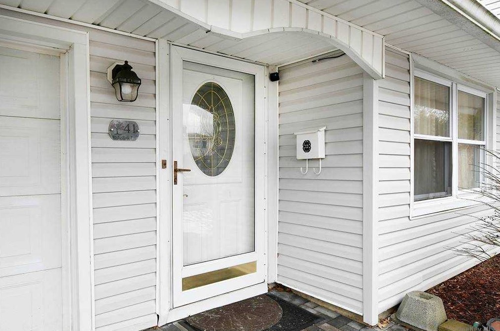41 Bobolink Ln, Plainedge, NY 11756-2121