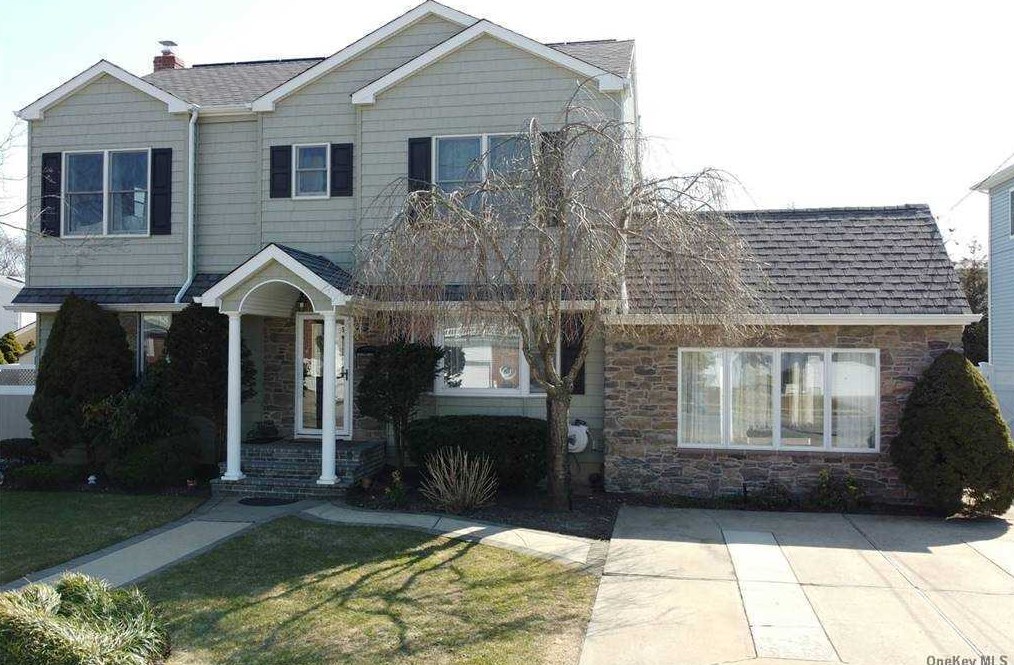 124 Suffolk Ave, East Massapequa, NY 11758-3424