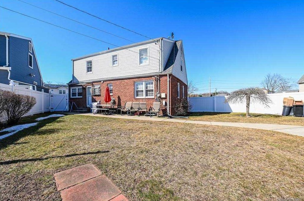 1147 Park Ln, Franklin Square, NY 11010-1739