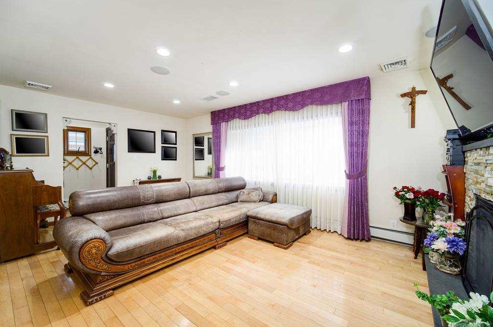 53-39 208th St, Flushing, NY 11364-1119