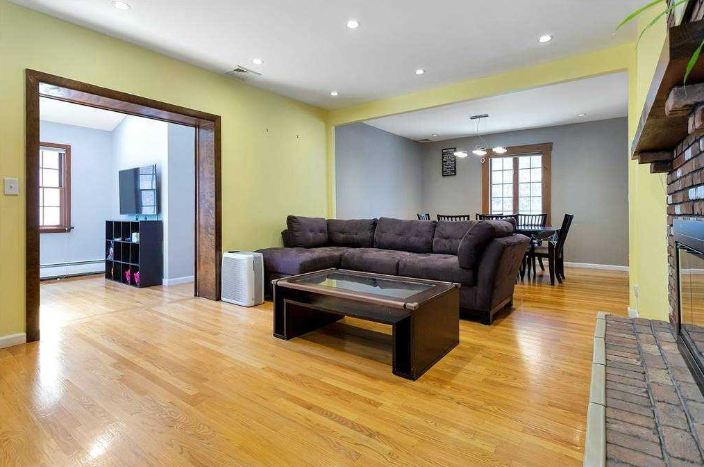 42-34 208th St, Flushing, NY 11361-1120