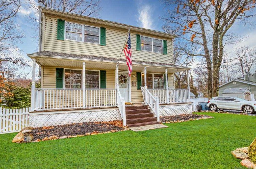 20 2 1/2 St, Wildwood, NY 11792-1989