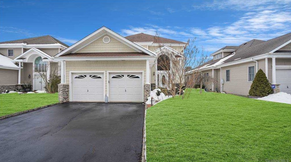 110 Redan Dr, Smithtown, NY 11787-4464