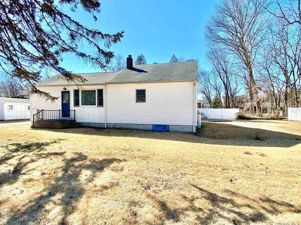 10 White Ave, Head Of The Harbor, NY 11780-3126