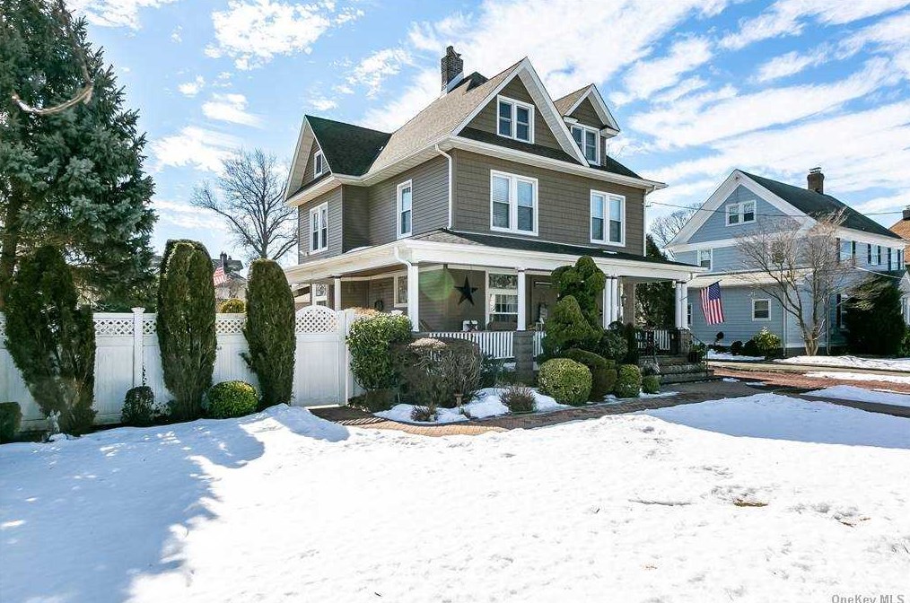 229 Whaley St, Freeport, NY 11520-4840