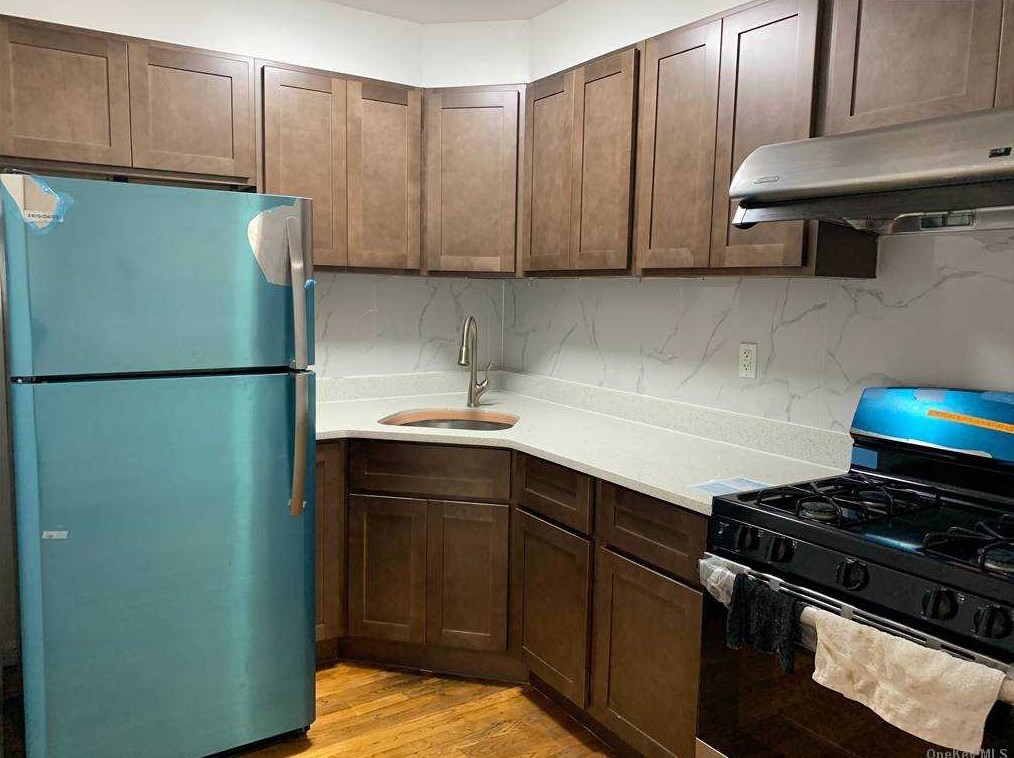 136-07 35th Ave, Flushing, NY 11354-2332