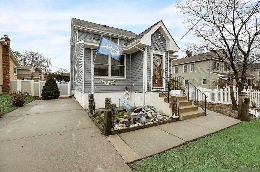 526 Mccall Ave, West Islip, NY 11795