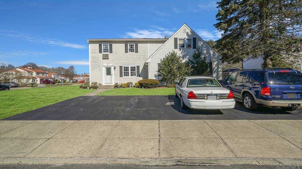 2 Federal Ln, Coram, NY 11727-1612