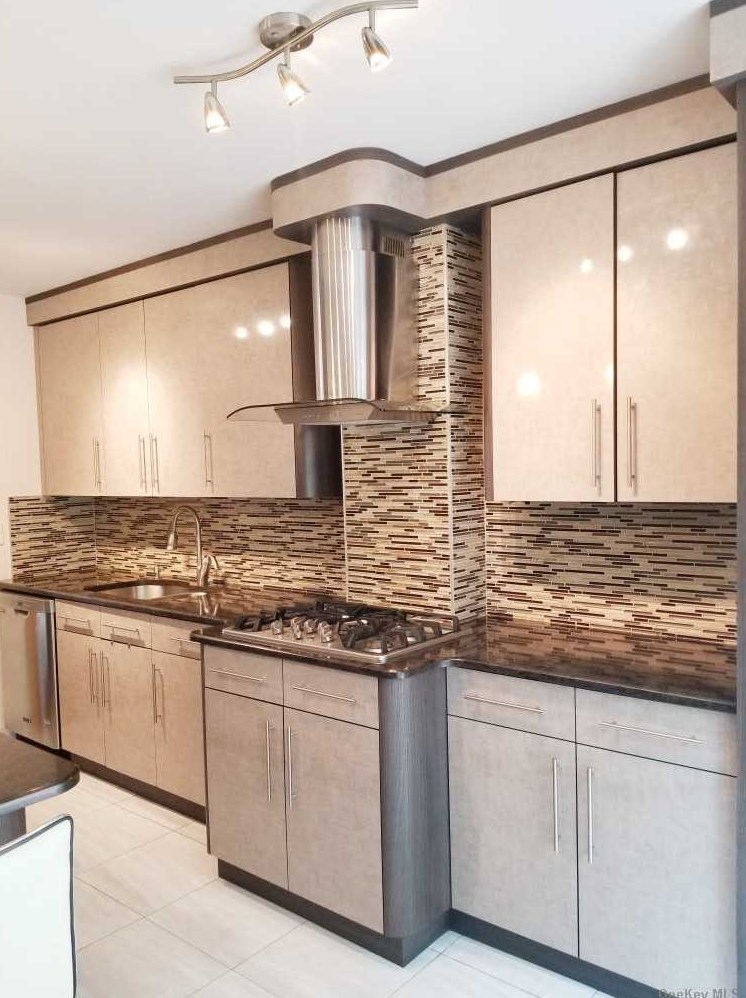 102-14 65th Rd, Flushing, NY 11375