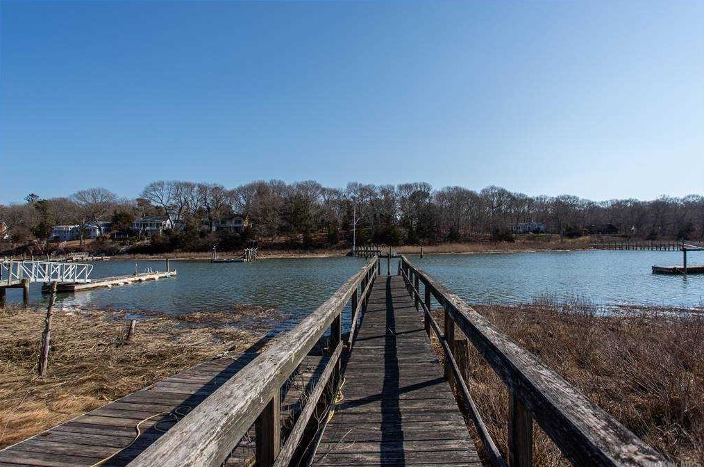 895 Holbrook Ln, Mattituck, NY 11952-2012