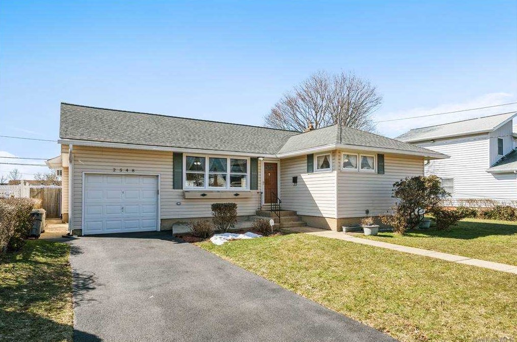 2548 Beech St, Hempstead, NY 11554-2105