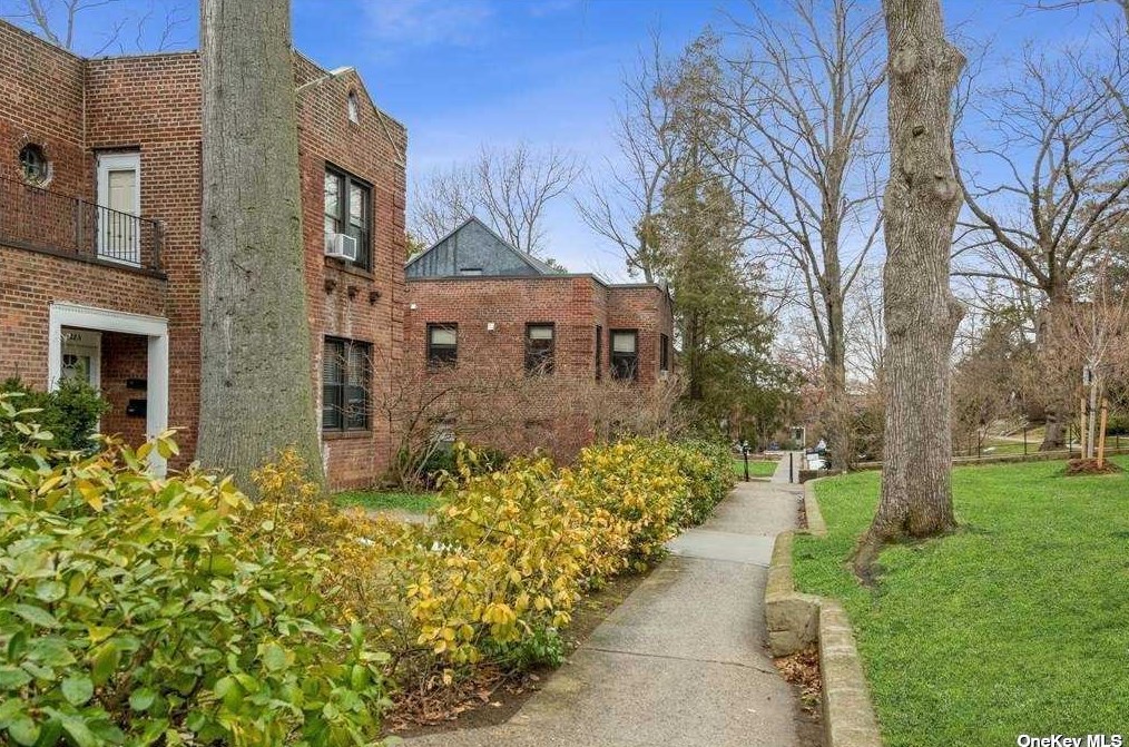 4001 Little Neck Pkwy, Flushing NY  11363-1714 exterior
