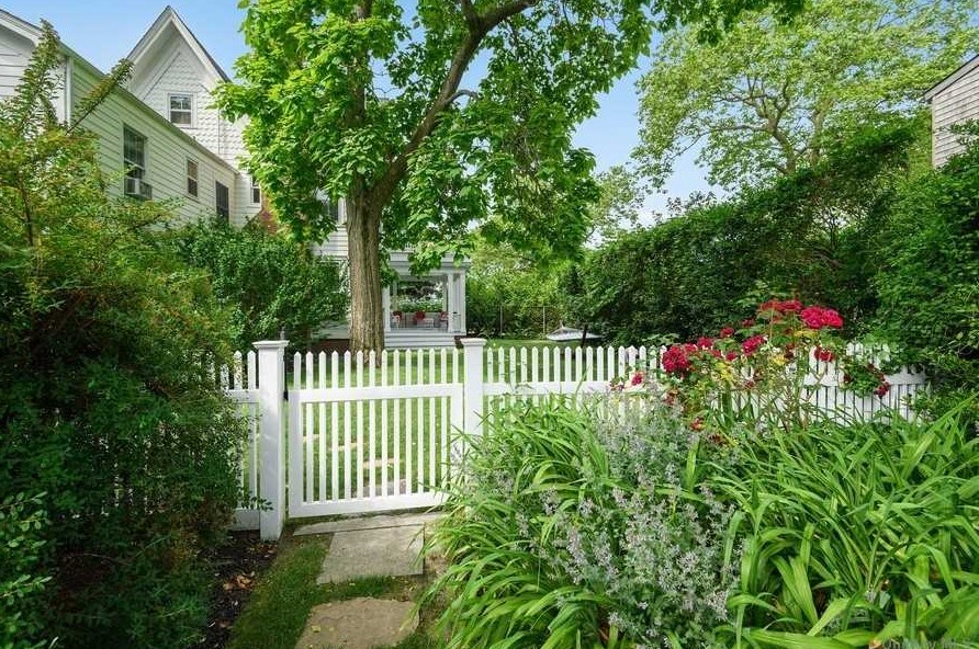 16 Beach Ln, West Hampton Beach, NY 11978