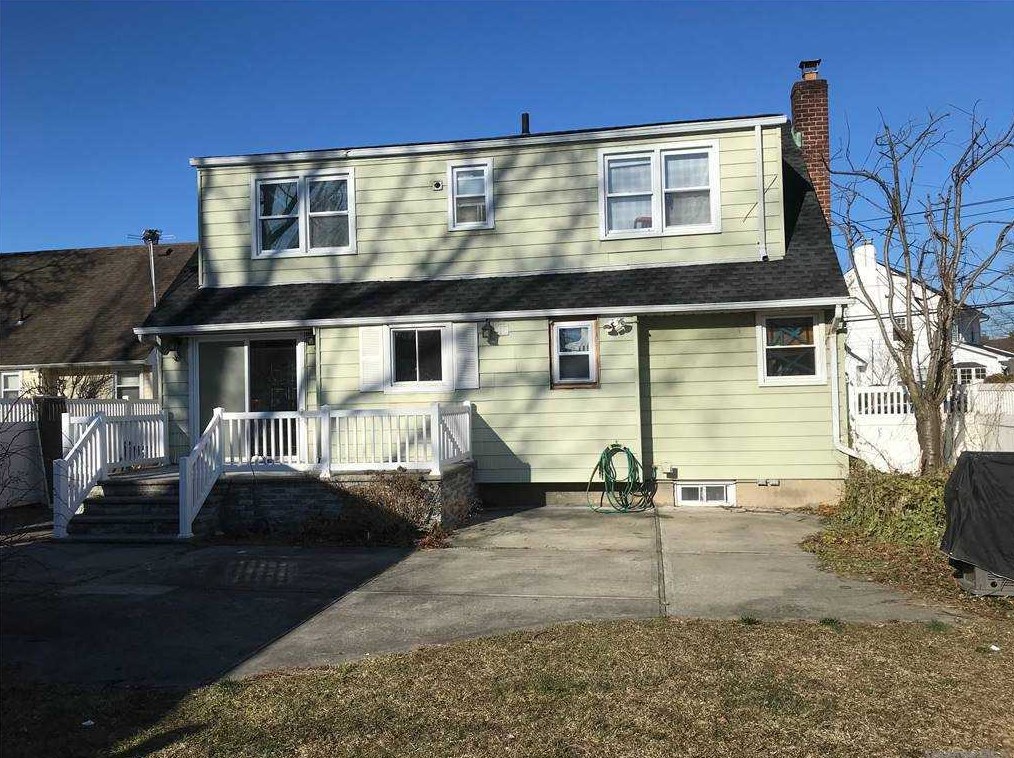 71 Denton Ave, Lynbrook, NY 11563-3603