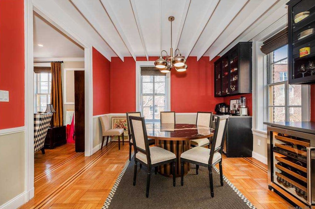 34-21 80th St, Flushing, NY 11372-1319