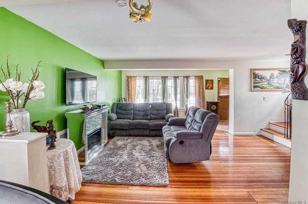 111 Poplar St, Hempstead, NY 11552-2008