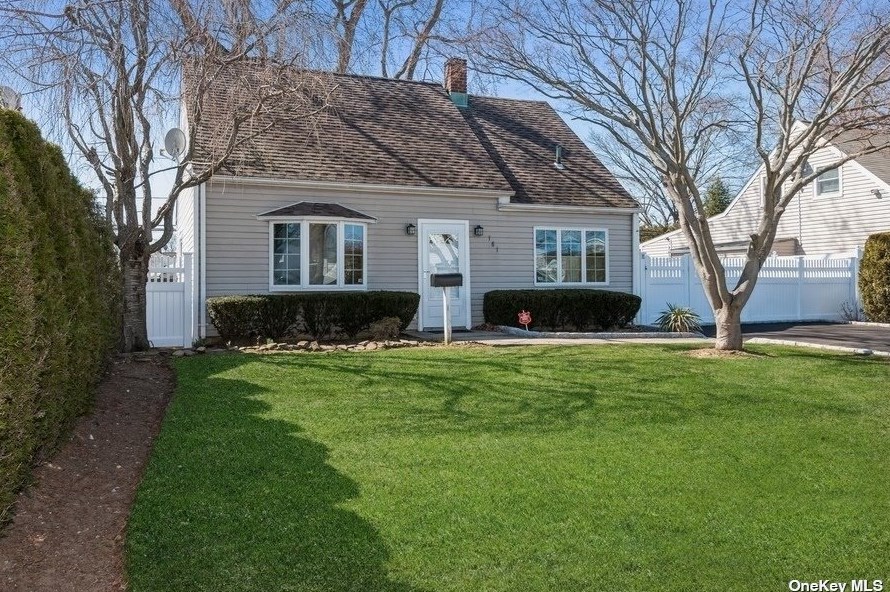 181 Swan Ln, Plainedge, NY 11756-4436
