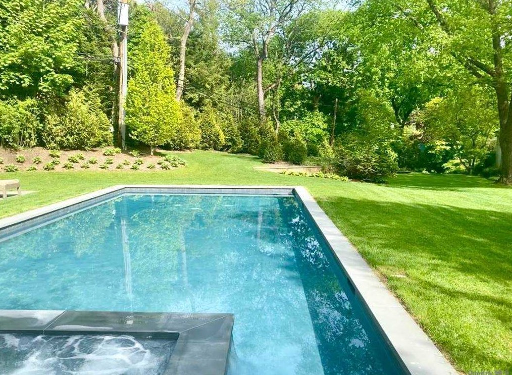 35 Cornwells Beach Rd, Port Washington, NY 11050-1305