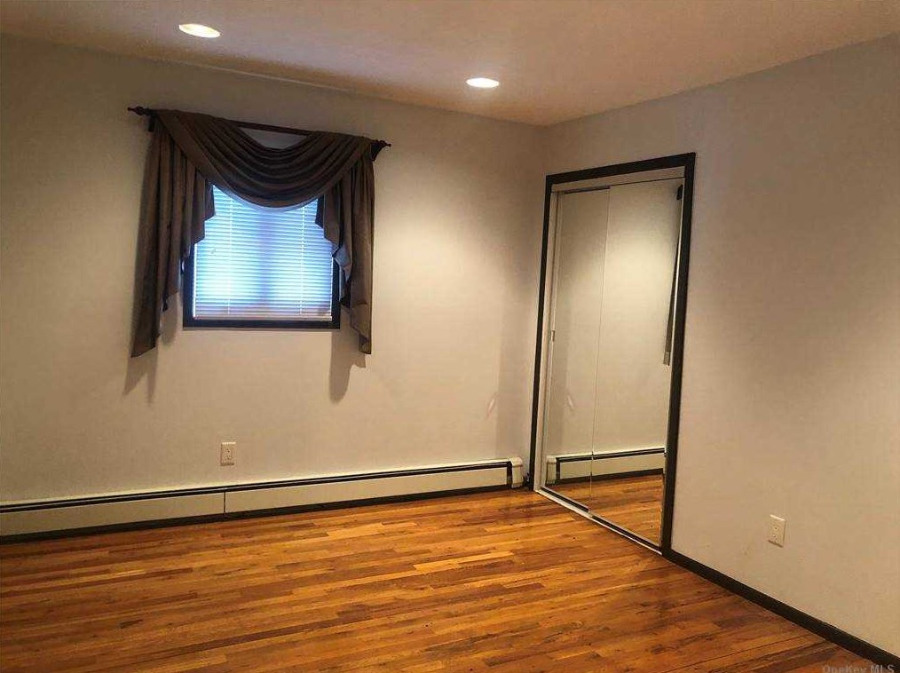 83 Manor Rd, Hunt NY  11743-4838 exterior