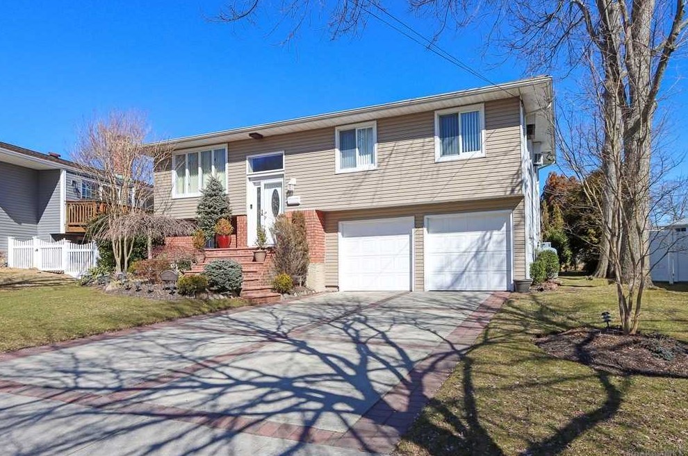 2337 Camp Ave, North Merrick, NY 11566-2849