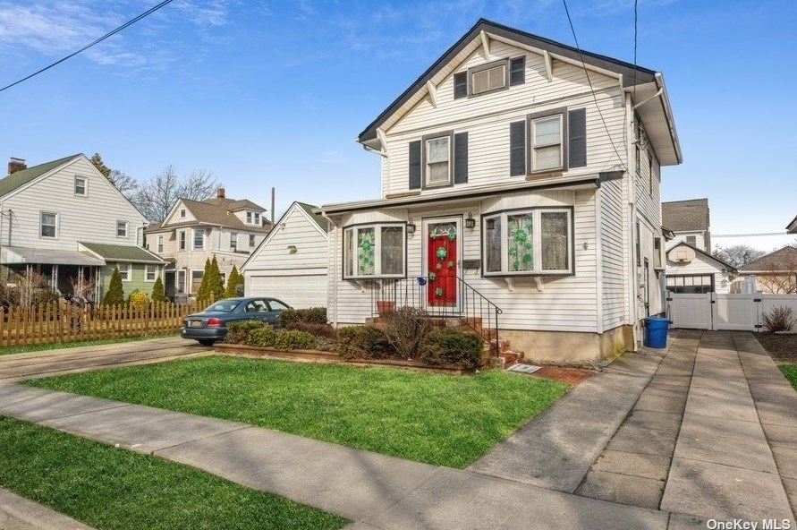 29 Elm St, Lynbrook, NY 11563-3629