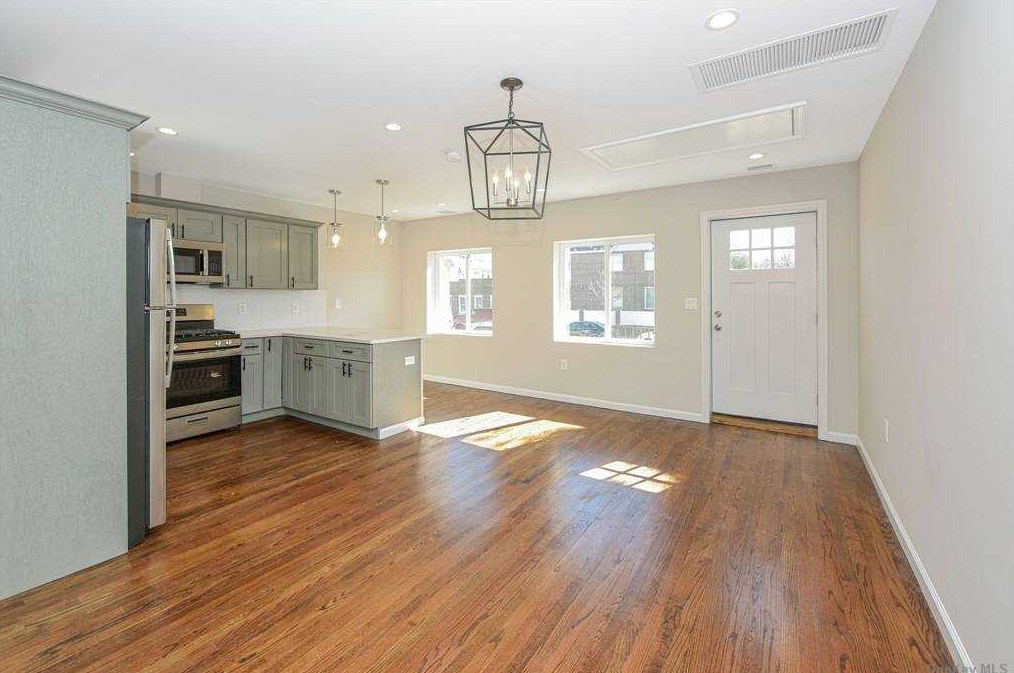 86-29 77 Ave, Flushing NY 11385-7521 exterior