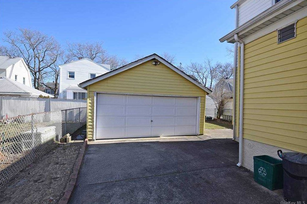 18 Everett St, Lynbrook, NY 11563-3231