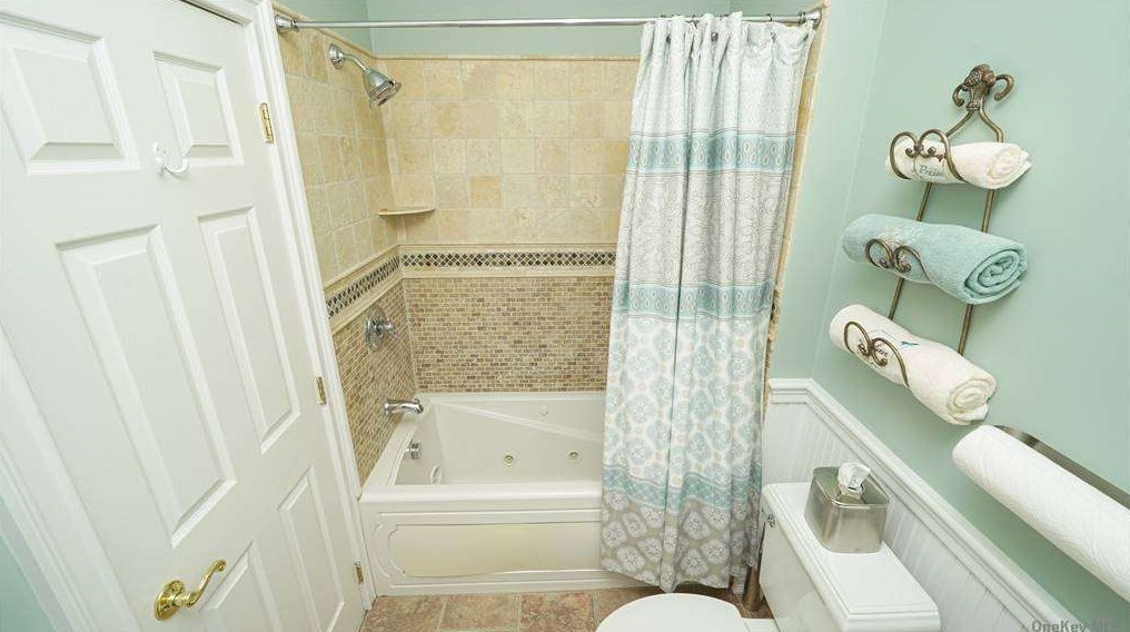 77 Commodore Cir, Prt Jefferson Station NY  11776-2265 exterior