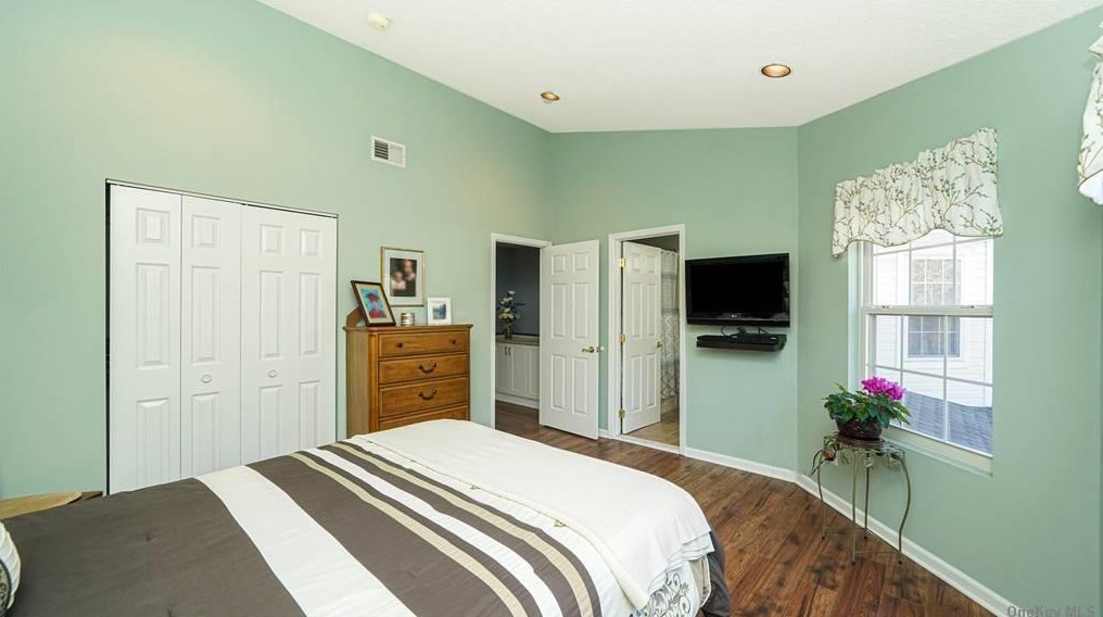 77 Commodore Cir, Prt Jefferson Station NY  11776-2265 exterior