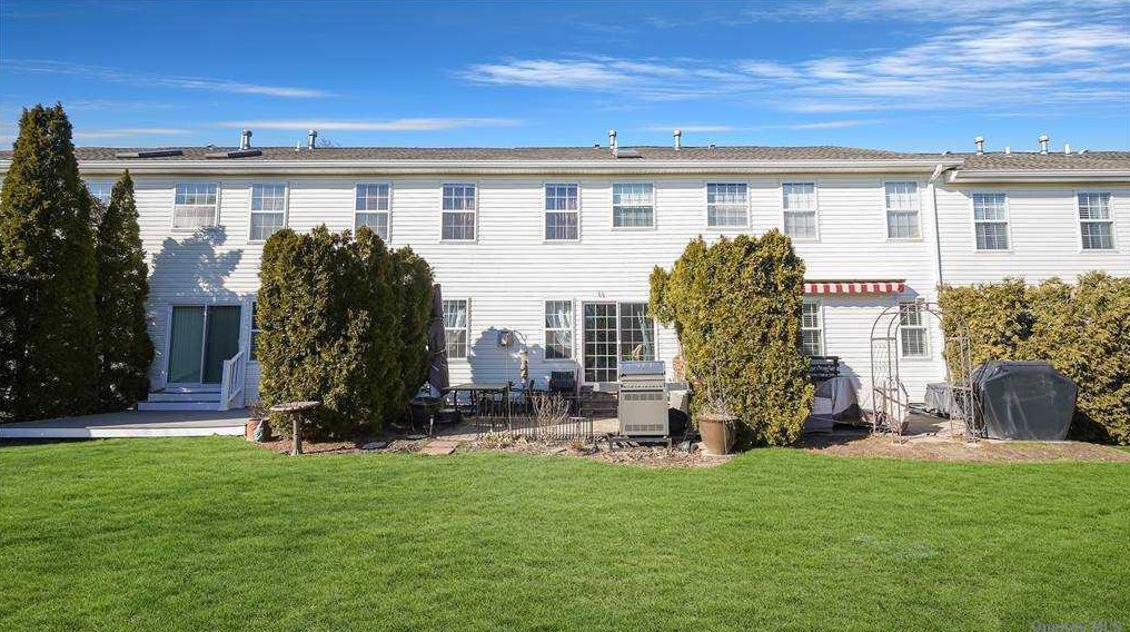 77 Commodore Cir, Prt Jefferson Station NY  11776-2265 exterior