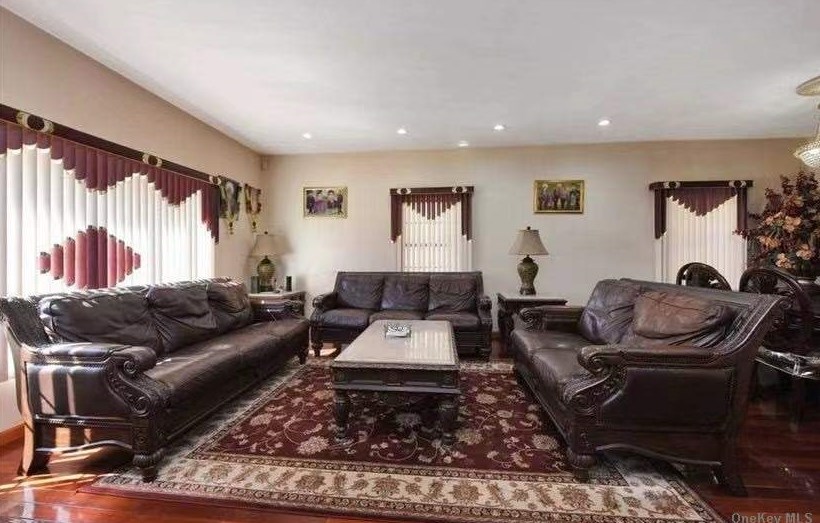 63-27 136th St #2 Fl, Flushing, NY 11367