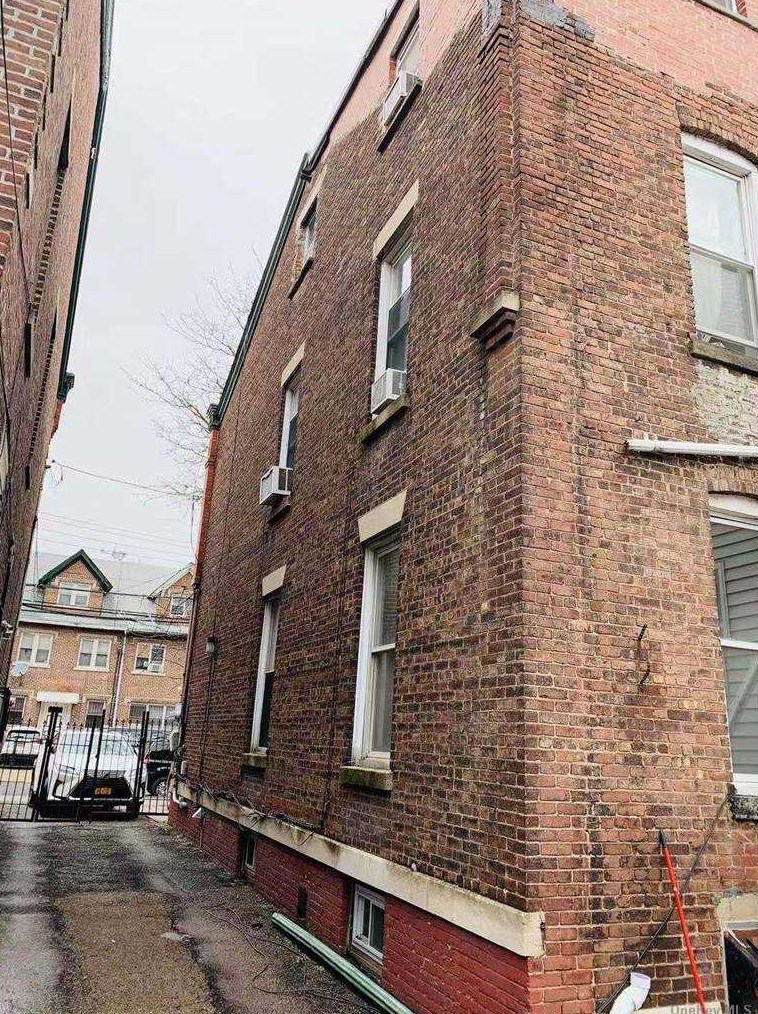 42-18 Ithaca St, Flushing, NY 11373-1430