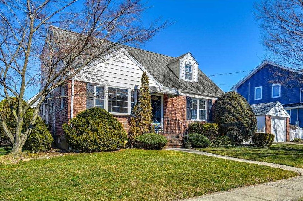 109 Center St, Williston Park, NY 11596