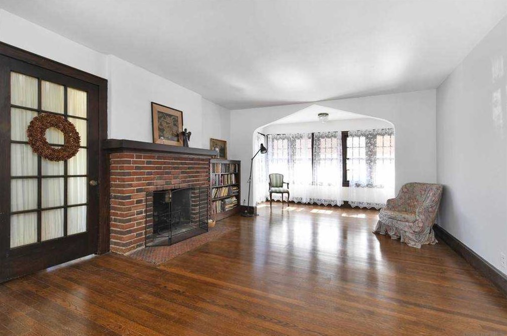33-50 167th St, Flushing, NY 11358-1125