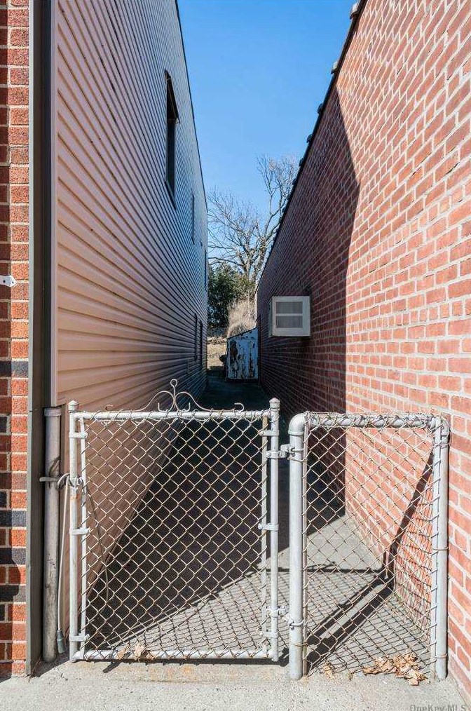 67-57 Eliot Ave, Flushing, NY 11379-3545