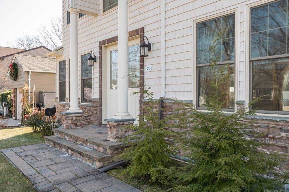 23 Lewis Ln, Syosset, NY 11791-3925
