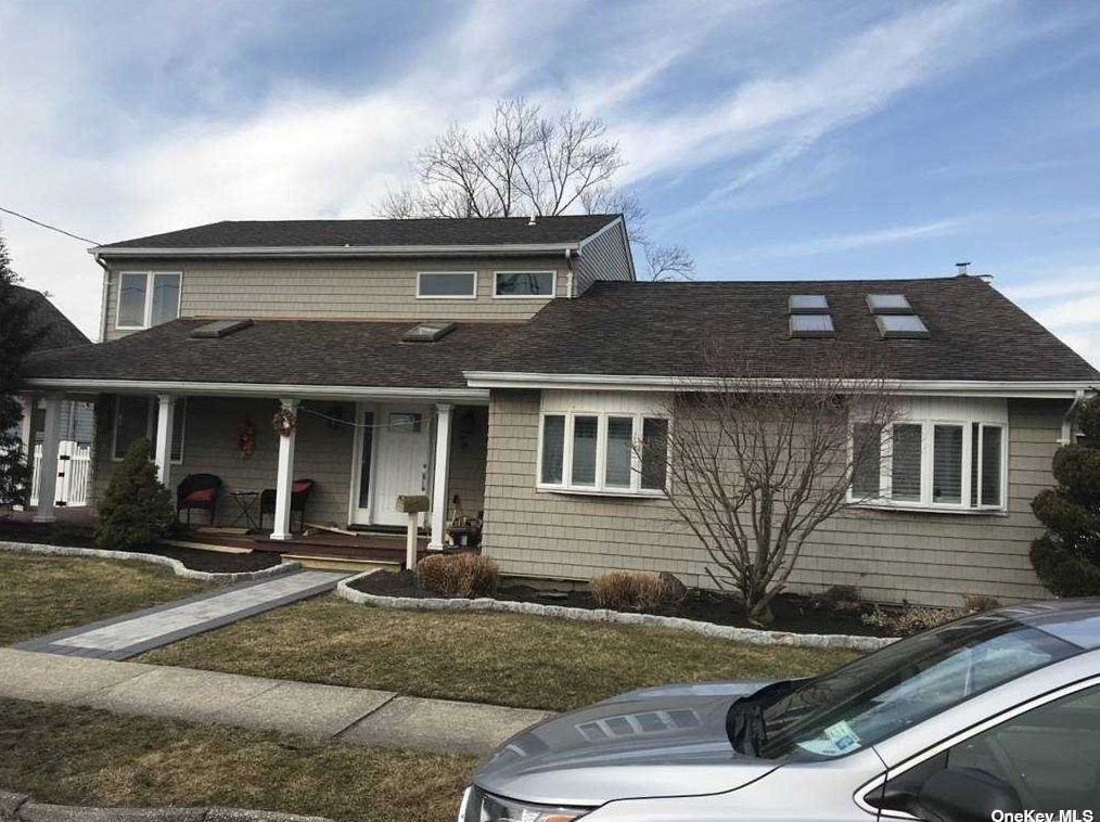 200 East Dr, Copiague, NY 11726