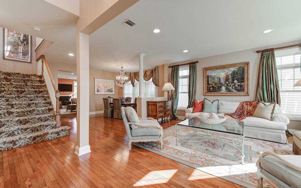 88 Overlook, Port Washington, NY 11050-4702