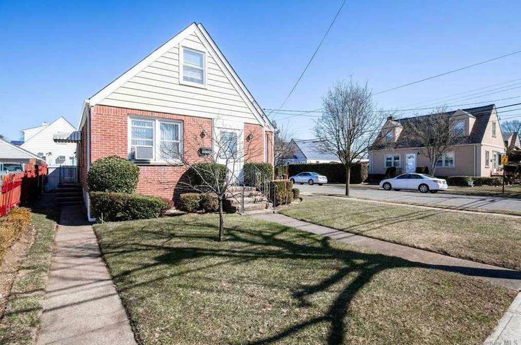 234 Sheridan Blvd, Garden City, NY 11501-3221