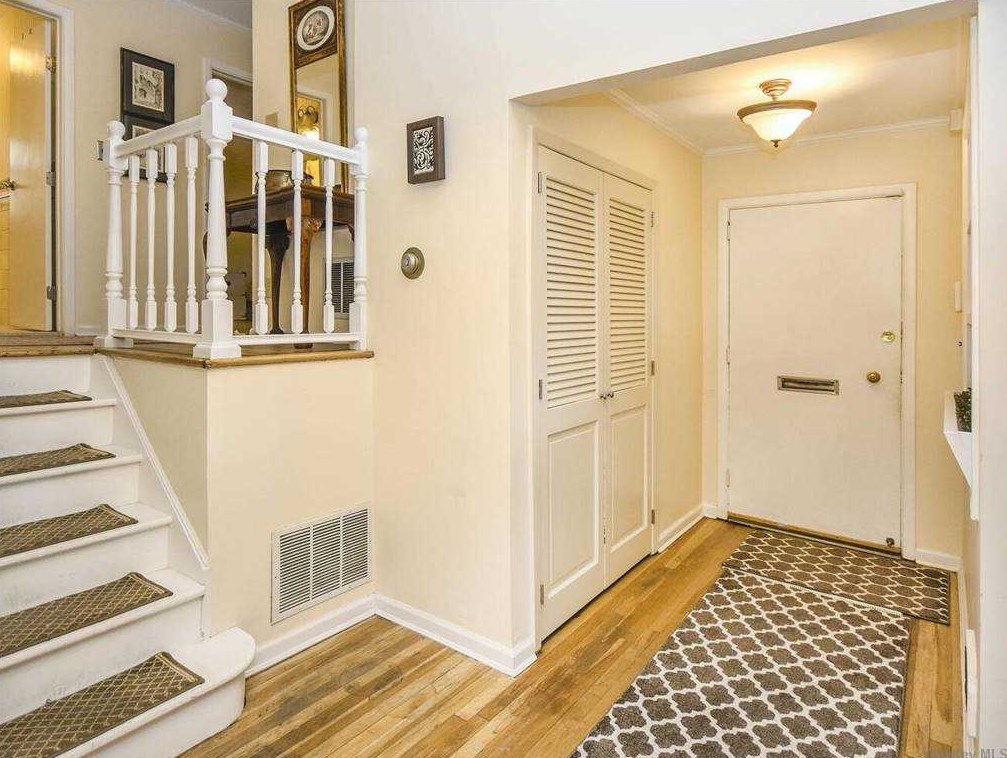 903 Gloucester Ct, Westbury, NY 11590