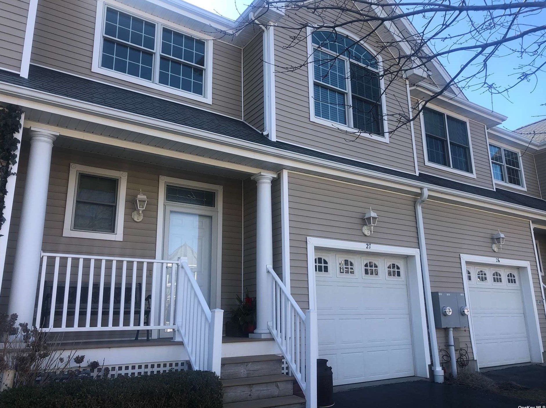 27 Emilys Way, Strongs Neck, NY 11733