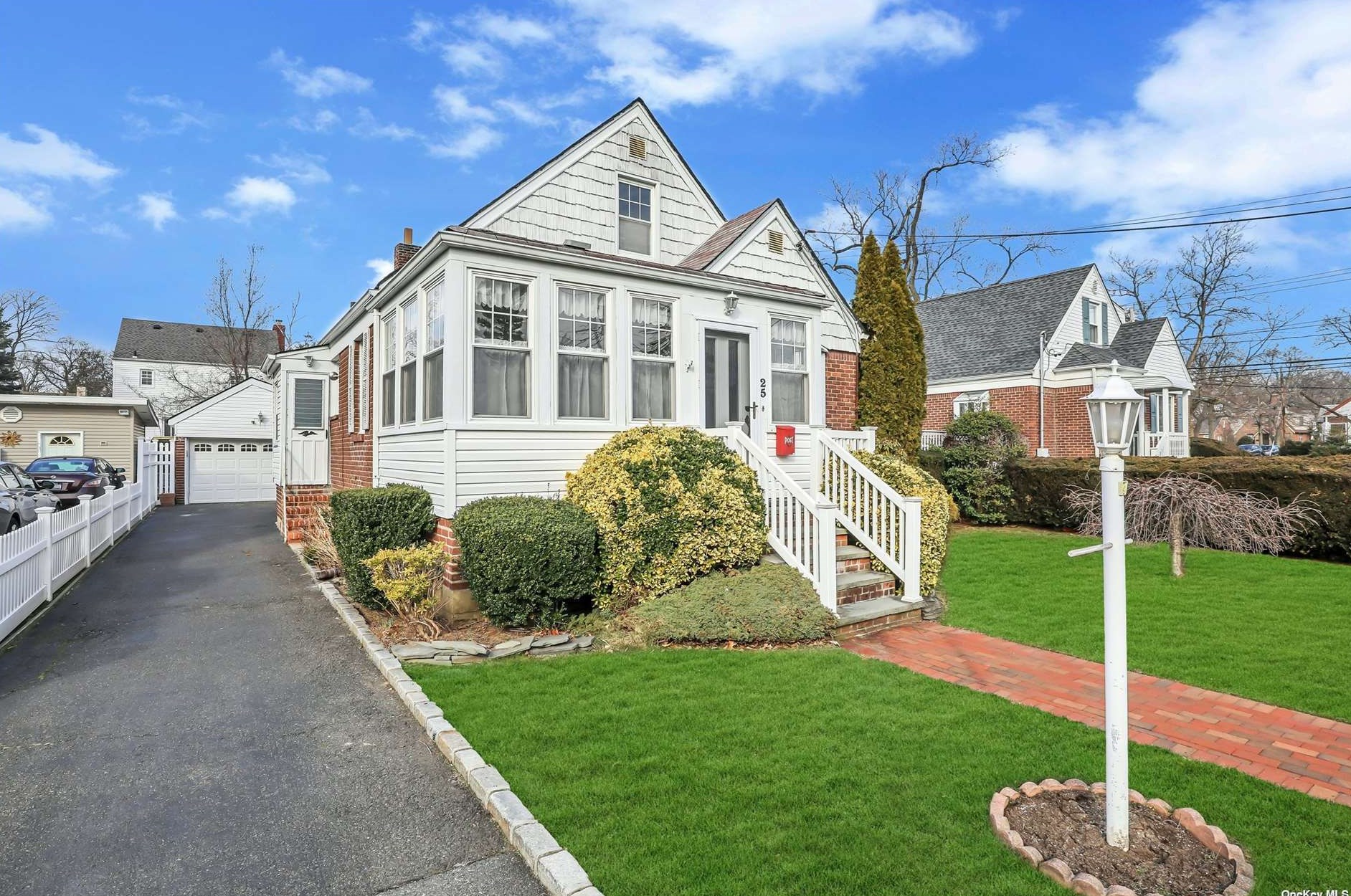 25 Kelsey Pl, Lynbrook, NY 11563-1515