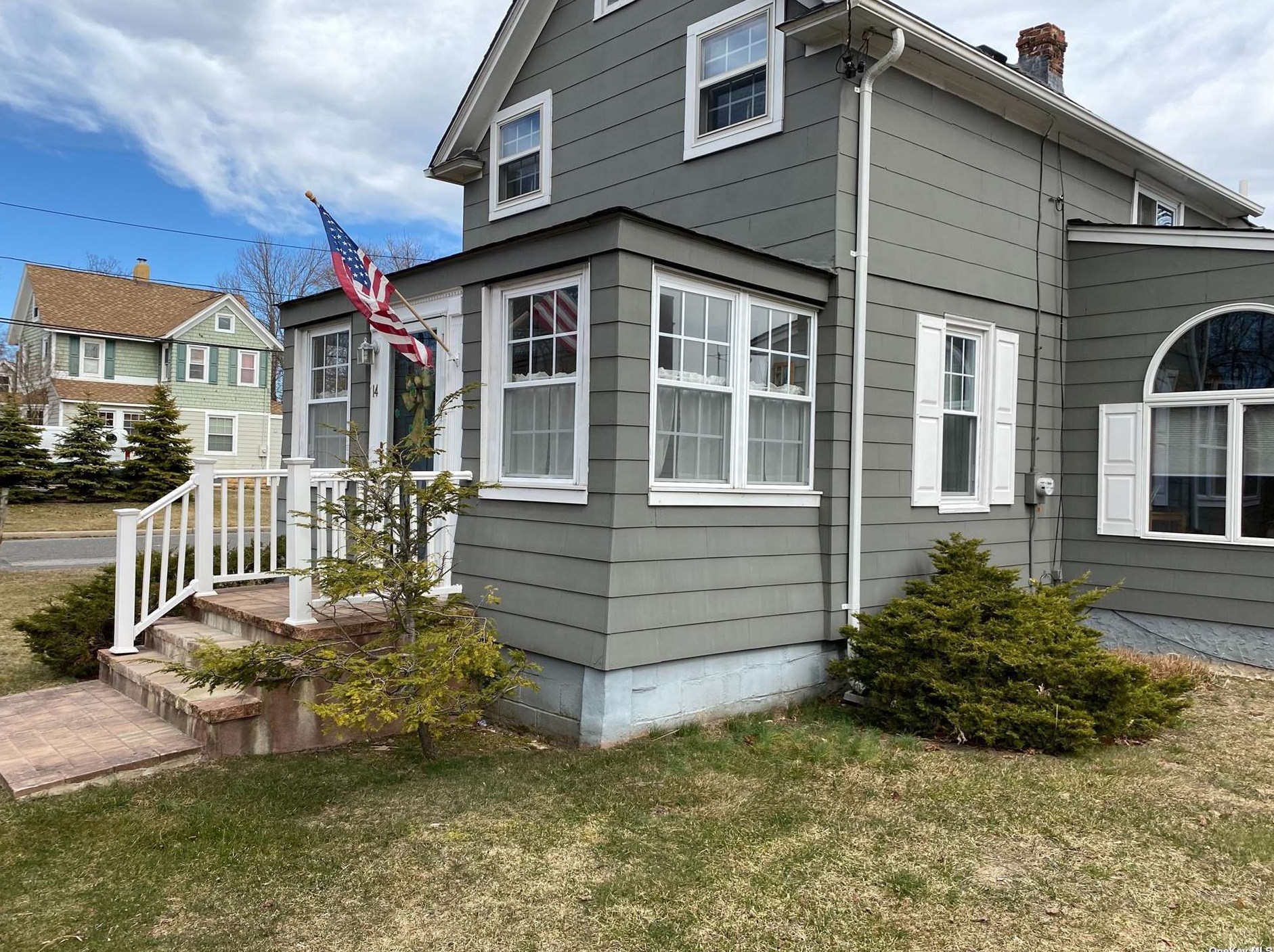 14 Meadowbrook Rd, North Merrick, NY 11566-3051